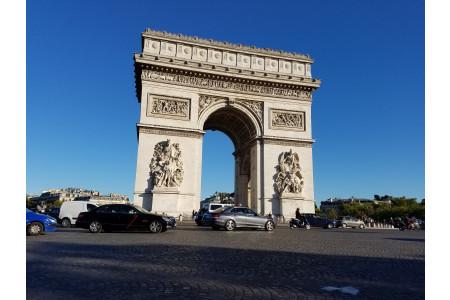 研修旅行では、シャンゼリゼにあるパリ本店へも伺います！