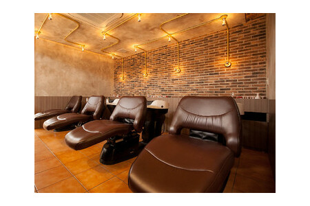 椅子に座って施術/フルフラットシャンプー台。こだわりの店内★