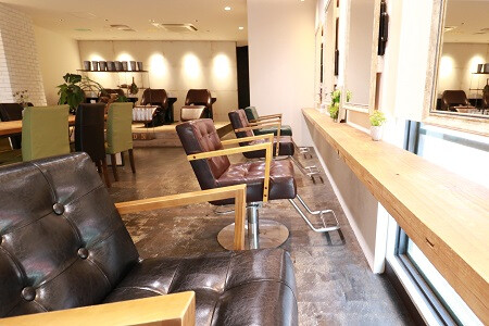 木目調の空間、腰に負担のかからない椅子でリラックス♪（本店）