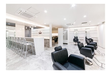 スタッフ平均年齢２３歳、スタイリストデビュー平均１年！