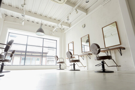 京都の烏丸、河原町に展開、ゆったりとしたサロンスペース。