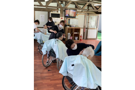 【出張訪問】老人ホームに訪問して、施術している様子です