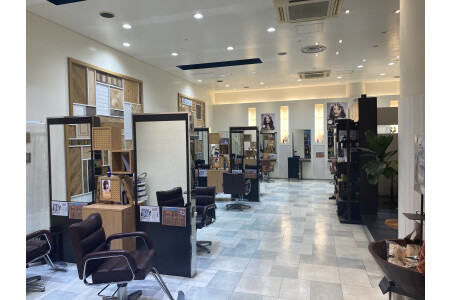 【店内の様子】天井が高く開放感あります