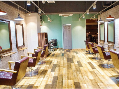 Neece hair garalley by across 上野御徒町店