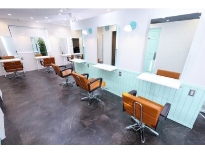 Agu hair rothes小山駅東通り