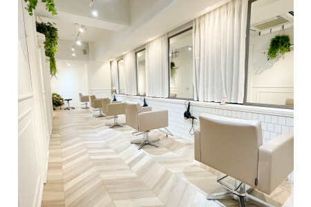 各店舗毎にこだわり抜いたお洒落な空間でのサロンワークです◎