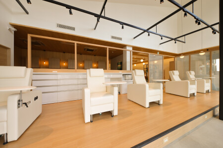 広々とした清潔感のある美容室。