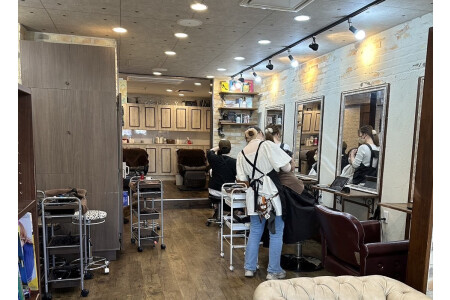 実際のサロンワークの様子です！たくさんのお客様がご来店♪