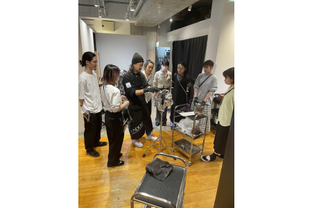 必要なスキルやマナーを学びながら2年でデビューを目指します