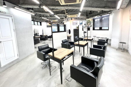 開放感のあるスタイリッシュな店内