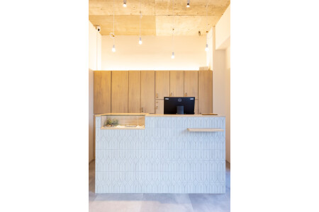 笑顔で迎える明るいレセプション