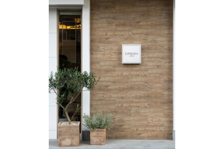 木のぬくもりを感じる入口