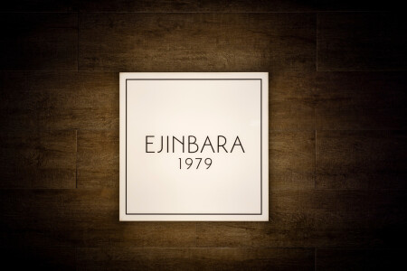 夜のサロンのライトが可愛い