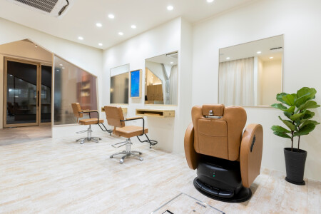 ネイルやマツパも取り入れてます