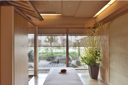 庭園を望む和モダンの特別トリートメント空間
