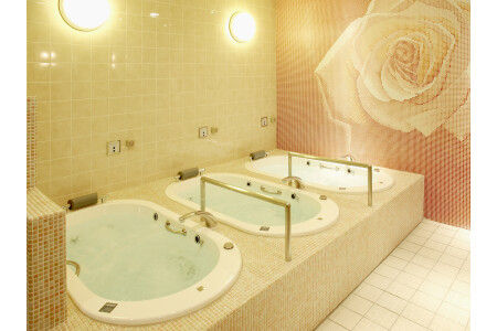 ローズに包まれる華やかなジャグジースパ空間