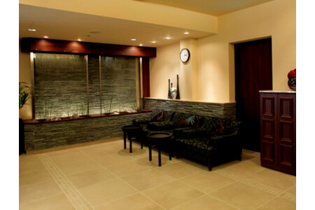 上質な癒しを演出する落ち着いたラウンジ空間