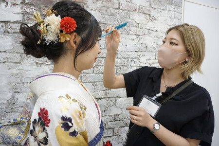 ヘアメイク・ヘアセットなども学べる！独自で振袖展示会など開催