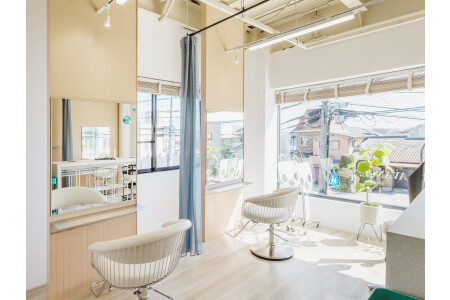 光がはいり、開放感がある店内です🍃