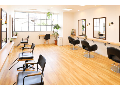 MOLLA SALON（モーラサロン）