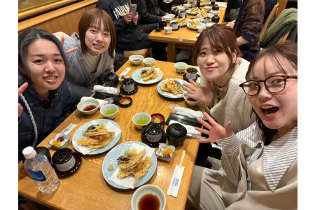 社員旅行での食事の一コマ。