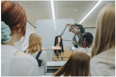 自社アカデミーで教育も充実♪デビューも1.5年で可能！