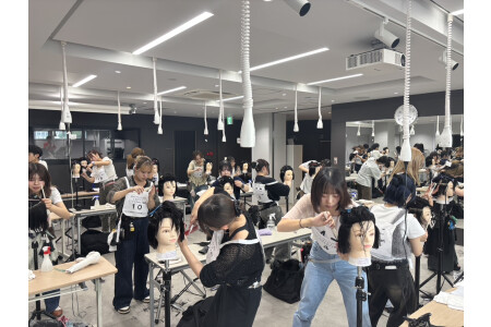 社内コンテストで海外旅行やコレクションの参加権が与えられます