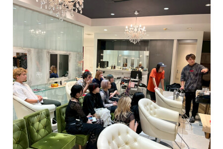 外部に携わるヘアメイク講師がいてメイクのカリキュラムも充実