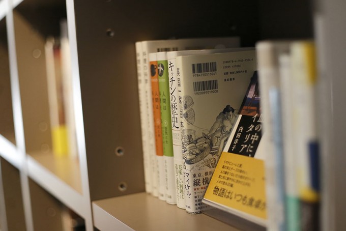 ＜書棚＞「ココロとカラダ」をテーマに元木さんがセレクトした書籍が並ぶ。あえてベストセラーやビジネス書は外しているそう。