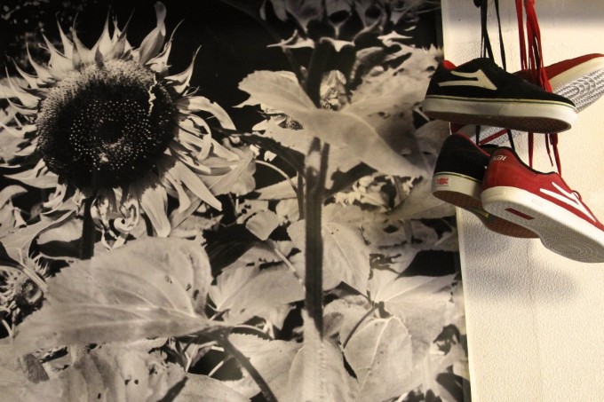 日常的ツールであるスケボー用のシューズとアート作品などもディスプレイされている