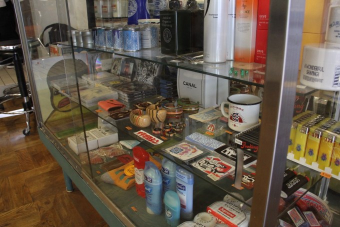 ＜物販スペース、ホビースペース＞　アパレル商品や小物、横の繋がりによる豊富な種類のアイテムを取り揃え、自分たちの好きなDVDなども並ぶ。