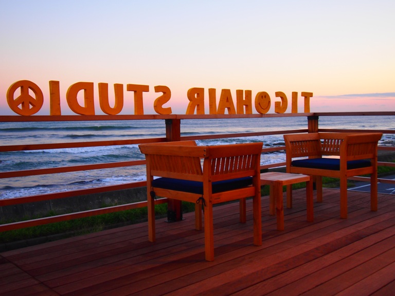 [写真]太平洋を一望できる、店舗併設のウッドデッキ。 