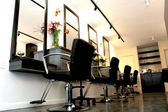 セット面周辺はモノトーンに統一させクラシカルな雰囲気を醸し出す