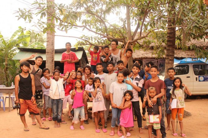 孤児院で出会ったこどもたちと集合写真