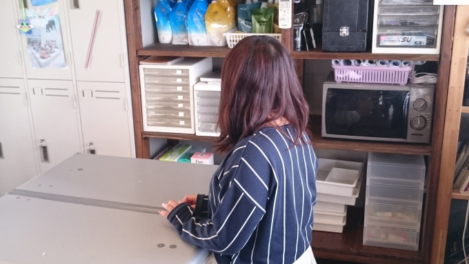 スタッフルームで過ごす様子