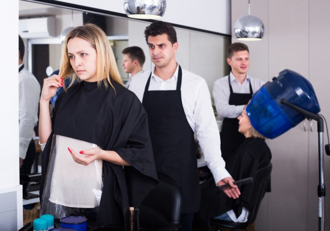 Womanl complaining on new haircut