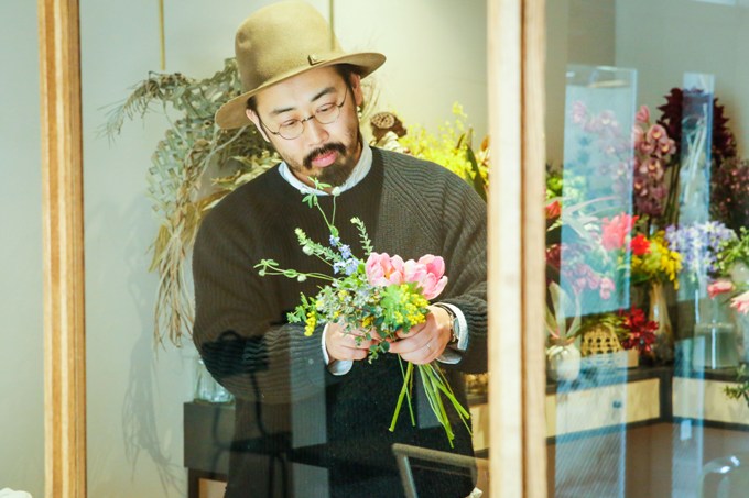 美容師が花屋をしたら成功する 帽子 ヒゲ メガネがトレードマークの店主が 美容師に学んだこと リクエストqjナビ 特集 キャリアアップ