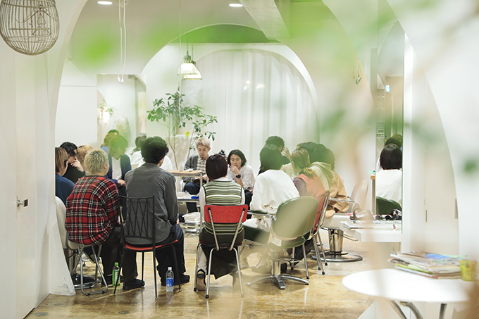 びよう道 Vol 14 Cocoon Vanさん 美容師を天職だと思ったことはないし 自分がヘタクソだってことを片時も忘れたことはない リクエストqjナビ 特集 キャリアアップ