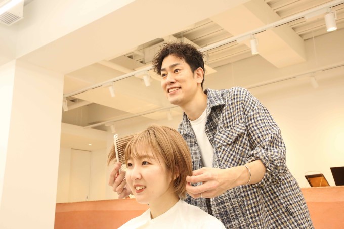 カット料金1万1000円を可能にした超現実的ブランディング戦略は必見！ヘアも経営も教育もSOBUE流にデザインしていく | リクエストQJナビ