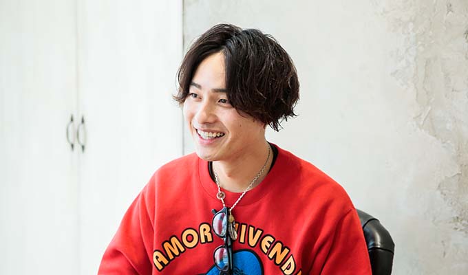 人気サロンがイチオシする 美容師ブレイクスルー白書21 第5回目は 元歌手志望で芸能人のヘアメイクも担当するafloat Ruvuaの山菅光明さん リクエストqjナビ 特集 キャリアアップ