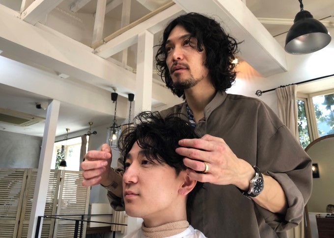 大人メンズパーマ 働く男性のセンターパート Onとoffが楽しめる2wayスタイル作りをカットから解説 At Lav By Belle小林裕司 リクエストqjナビ 特集 キャリアアップ