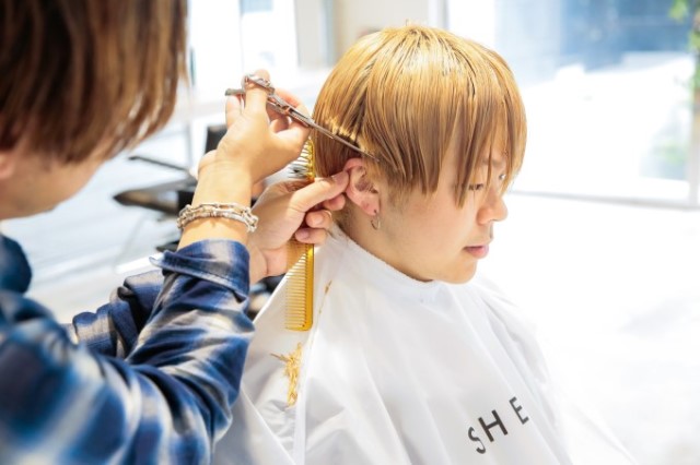 後輩のオーダーで前髪死守 坂狩マジックでつくる洗練メンズマッシュ センパイcheerカット Shea 坂狩トモタカさん 正内 瀬南さん編 リクエストqjナビ 特集 キャリアアップ Page 2